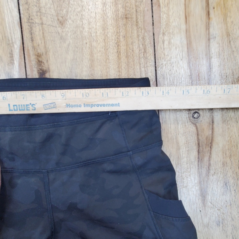 Lululemon Cropped Leggings Women Size 6 Black Camo Ruched Back Side Pockets - Picture 4 of 7